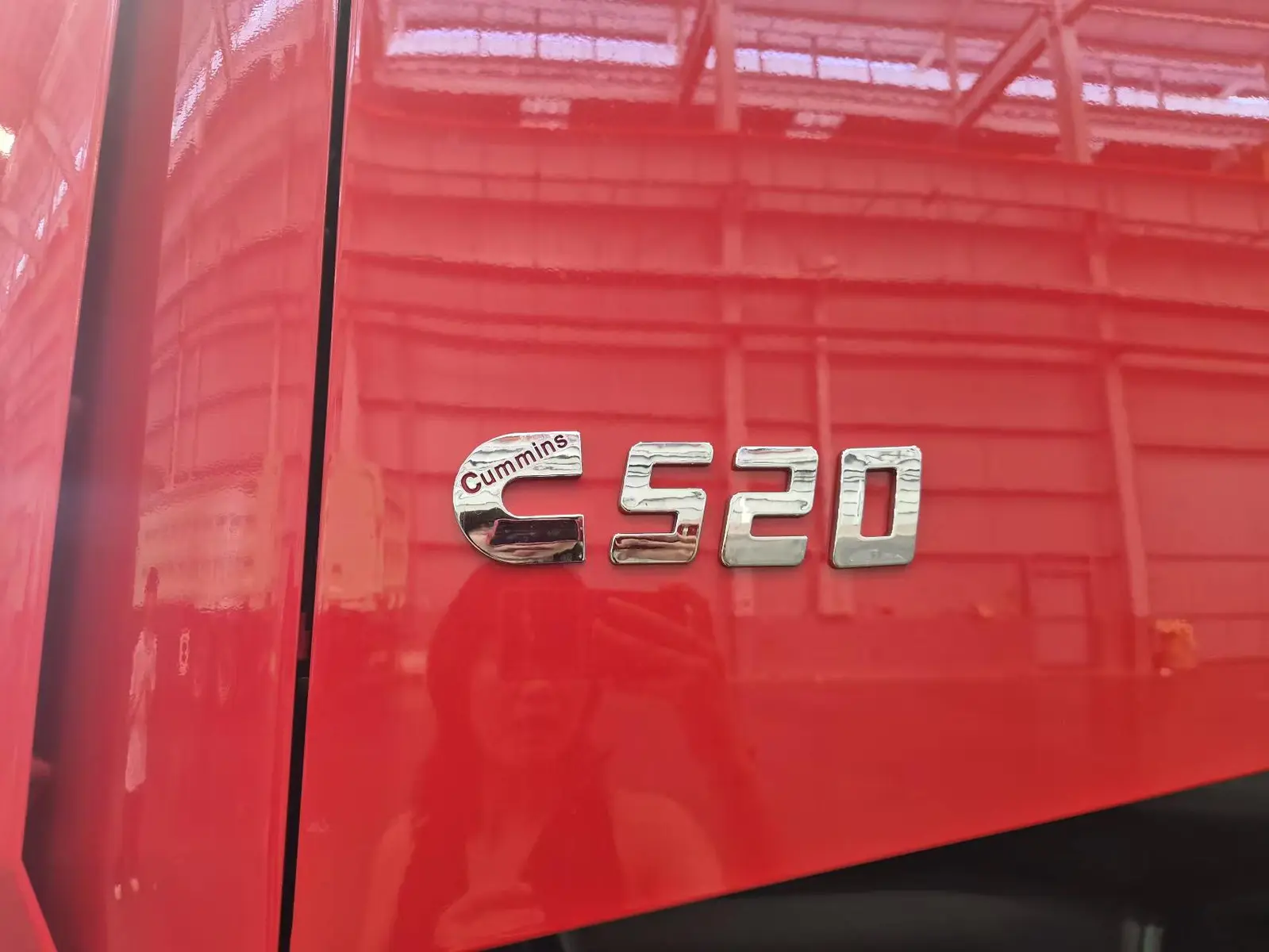 Emblema Cummins 520 en el SAGMOTO X1S 8x4