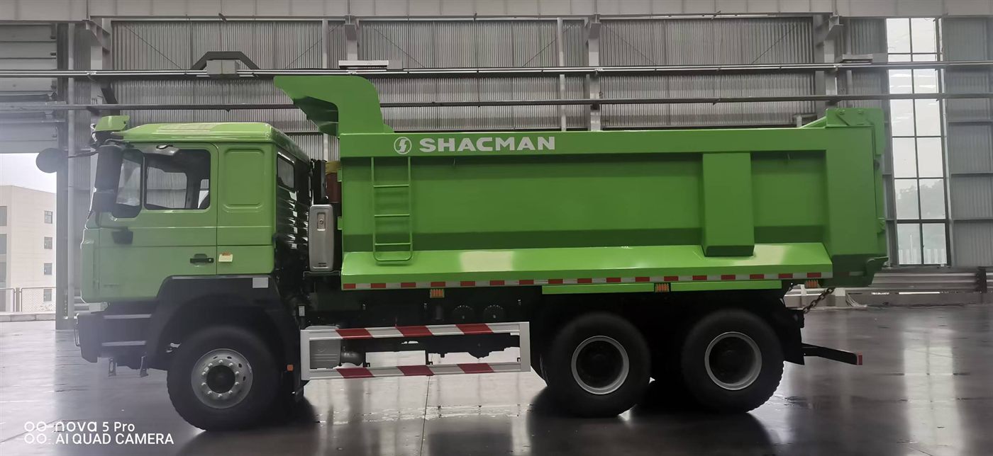 Green SHACMAN F3000 U-shape dump truck body side view