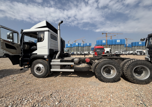 Left-side view of the SHACMAN X5000 6x4 low-roof tractor chassis and cab