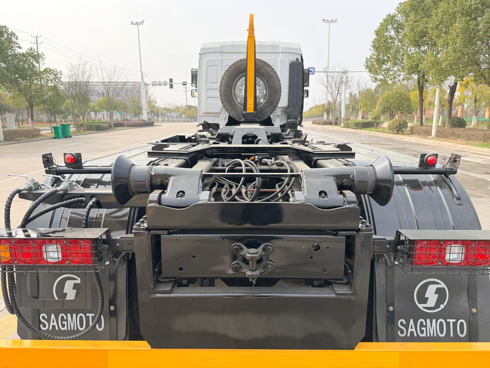 Close rear view of SAGMOTO X5s hook-lift hydraulic equipment and container guides
