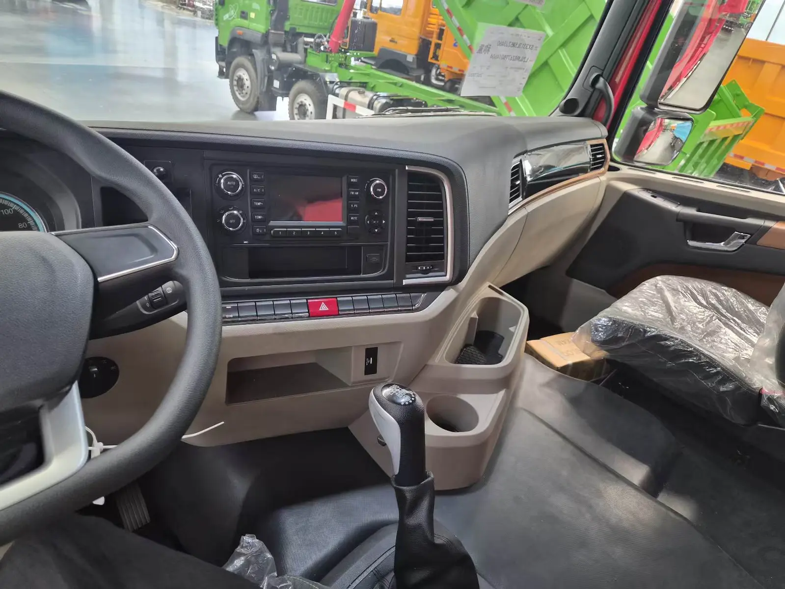 Cabina y tablero del SAGMOTO X1S 8x4 para operador de Costa Rica