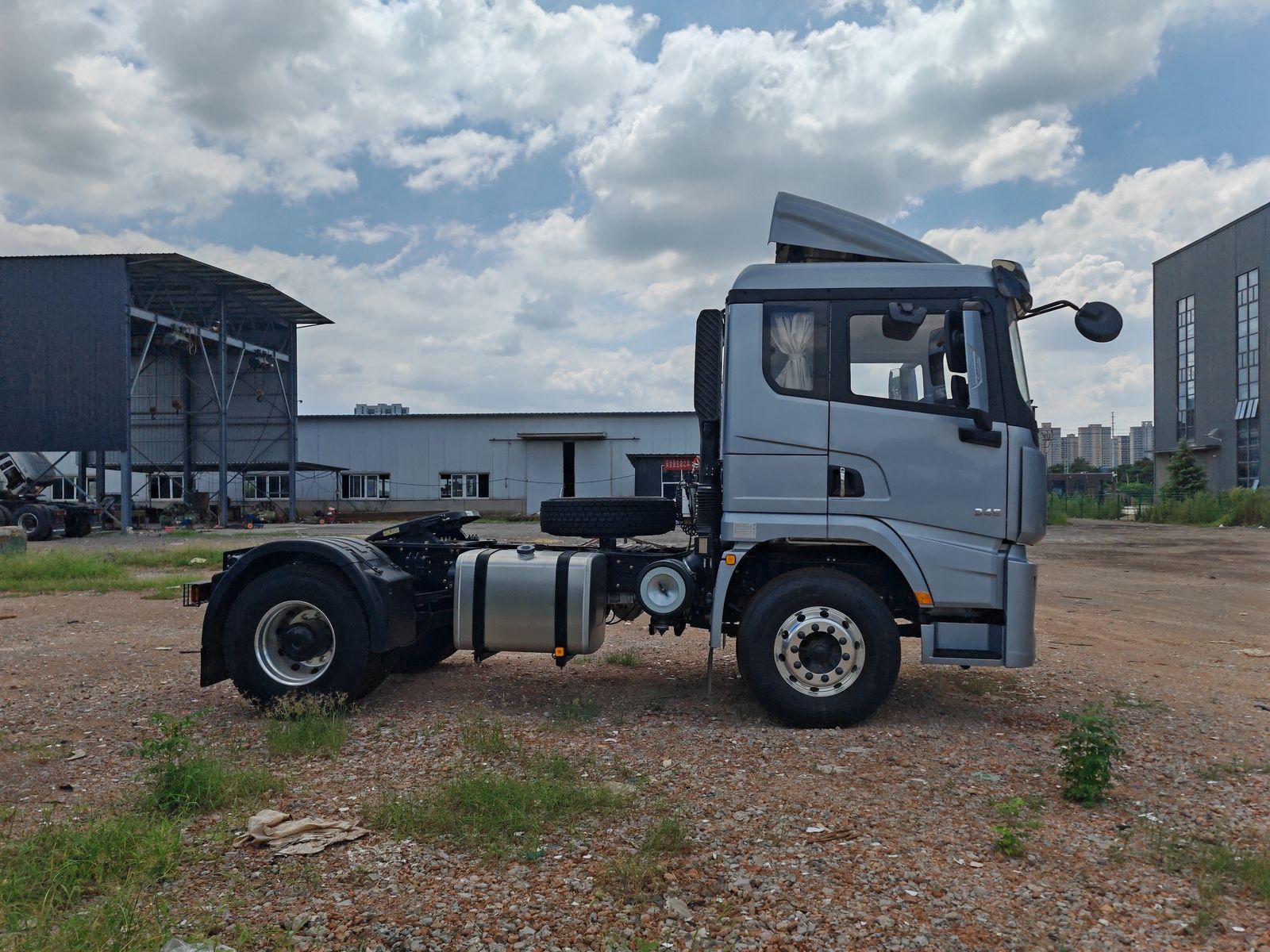 Side view of a SHACMAN X6000 4x2 tractor truck with one rear axle