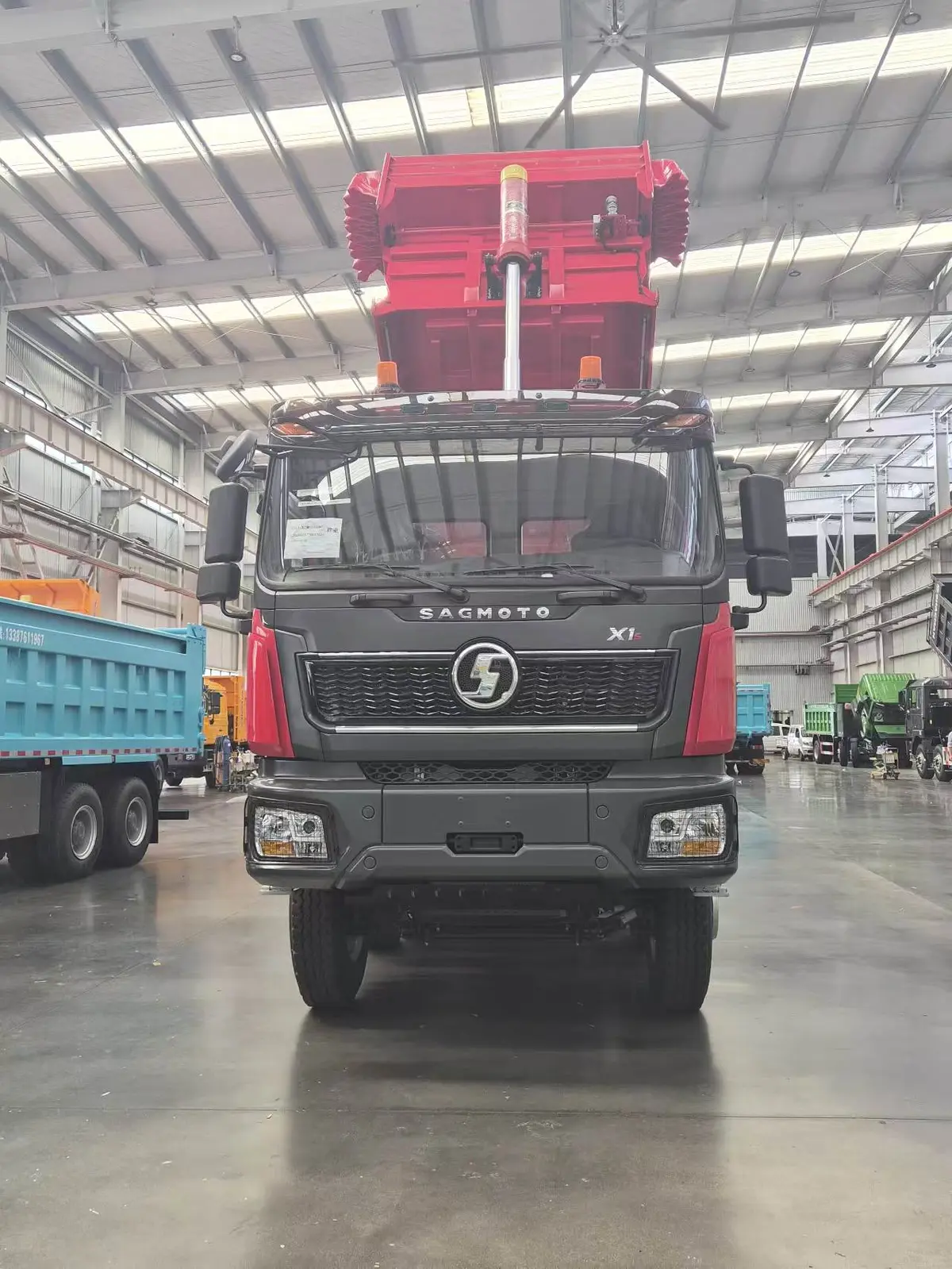 Vista frontal real del camión volquete SAGMOTO X1S 8x4 para exportación